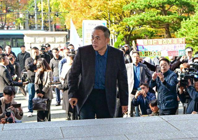 윤석열 대통령 부부 공천개입 의혹 등의 핵심 인물인 정치 브로커 명태균씨가 지난해 11월 8일 경남 창원지검에 출석하고 있다. 창원=최주연 기자