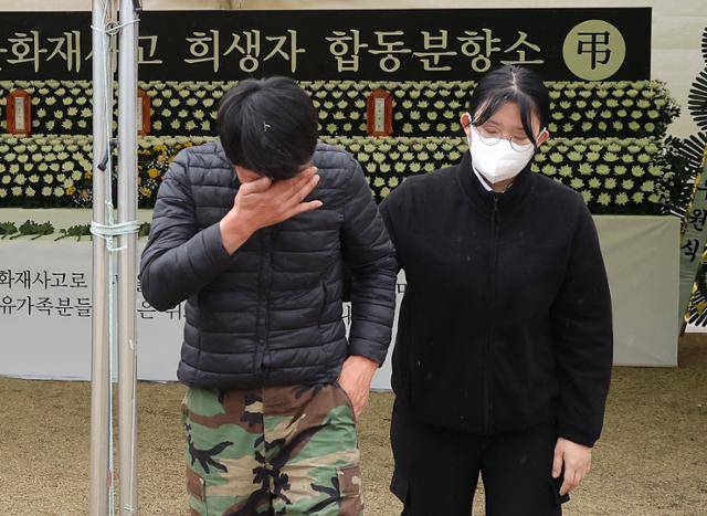 28일 경북 영양군청 앞 잔디광장에 마련된 산불 사고 희생자 합동 분향소에서 석보면 답곡2리 이상학 이장이 희생자들을 추모한 뒤 눈물을 흘리고 있다. 영양=연합뉴스