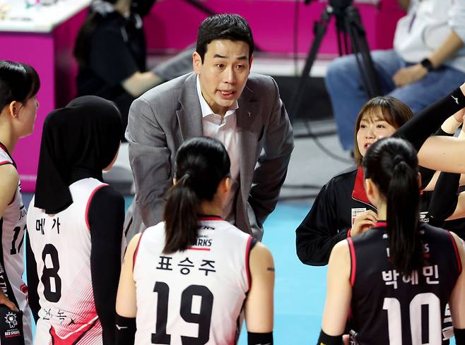 고희진 감독이 31일 오후 인천 삼산월드체육관에서 열린 2024-2025 프로배구 V리그 여자부 흥국생명과 정관장의 챔피언결정전 1차전 경기에서 선수들에게 지시를 하고 있다. 인천=김민규 기자 mgkim1@edaily.co.kr /2025.03.31/