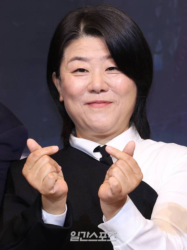 배우 이정은이 21일 오전 서울 강남구 조선 팰리스에서 열린 넷플릭스 오리지널 '아무도 없는 숲속에서' 제작발표회에서 포즈를 취하고 있다. '아무도 없는 숲속에서'는 한여름 찾아온 수상한 손님으로 인해, 평온한 일상이 무너지고 걷잡을 수 없는 사건에 휘말리게 되는 사람들의 이야기를 그린 서스펜스 스릴러. 오는 23일 공개. 서병수 기자 qudtn@edaily.co.kr /2024.08.21/