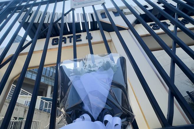 <yonhap photo-2183="">1일 오전 경남 창원시 마산회원구 창원NC파크 3루 내야 게이트 4번에 조화가 놓여 있다. 최근 창원NC파크에서 조형물 추락 사고가 발생해 인명피해가 발생했다. 2025.4.1 [연합뉴스]</yonhap>