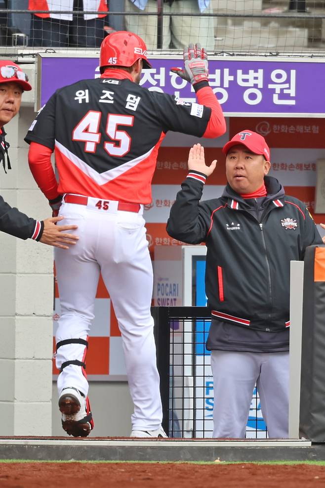 이범호 KIA 감독과 하이파이브하는 패트릭 위즈덤의 모습. KIA 제공