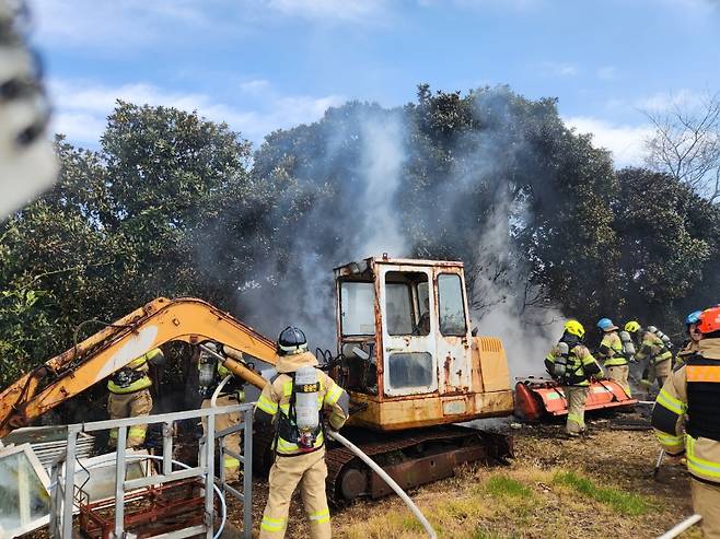오늘(1일) 제주도 서귀포시 성산읍의 한 감귤밭에서 화재가 발생했다. (사진, 제주소방)