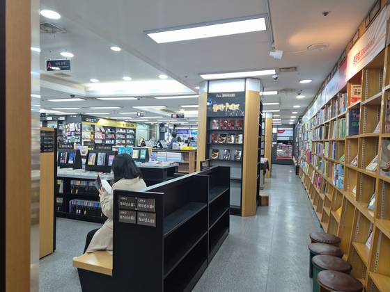 지난달 18일 연신내문고를 찾은 한 여성이 책을 읽고 있다. 전율 기자