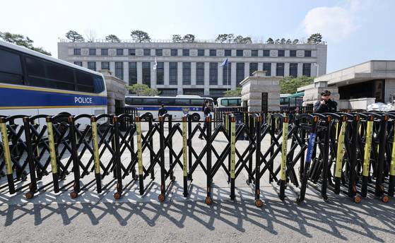 윤석열 대통령에 대한 탄핵 심판 선고를 앞둔 31일 서울 종로구 헌법재판소 앞 모습. 김경록 기자