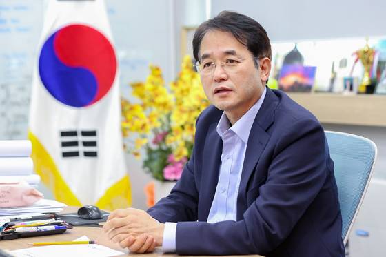 이동환 고양시장은 지난달 27일 고양시장실에서 중앙일보와 인터뷰를 갖고 “오는 6일 1만1000명이 참가하는 ‘2025 고양특례시 하프마라톤 대회’를 일산호수공원 일대에서 개최한다”고 말했다. 사진 고양시