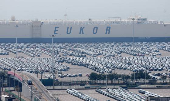 도널드 트럼프 미국 대통령의 상호 관세 발표를 앞둔 31일 오후 경기 평택시 포승읍 평택항 자동차전용부두에 수출용 차량들이 세워져 있다. 뉴스1