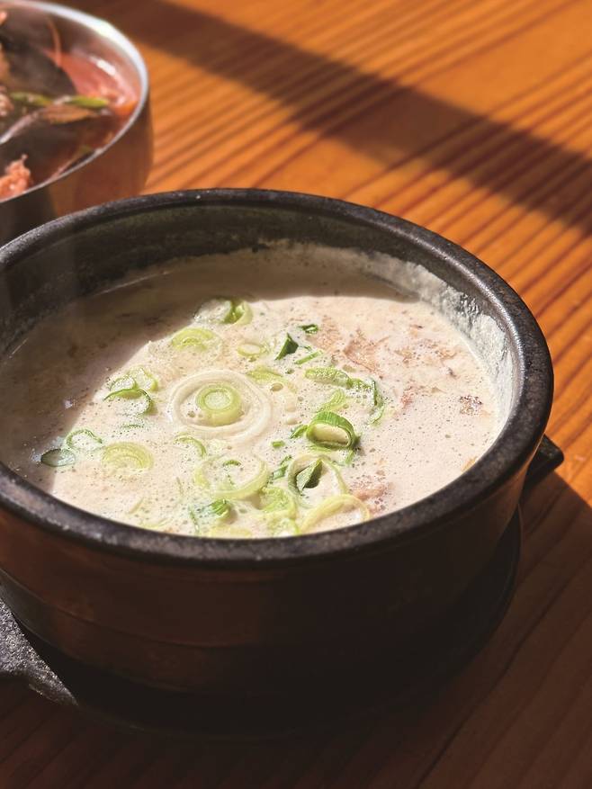 가평의 별미인 잣이 듬뿔 들어간 잣곰탕. 사진=박소윤