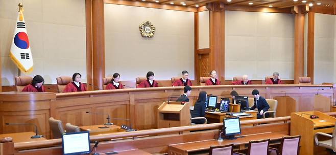 문형배 헌법재판소장 권한대행을 비롯한 헌법재판관들이 지난달 27일 일반 헌법소원 사건 선고를 위해 서울 종로구 헌법재판소 대심판정에 입장해 있다. 사진공동취재단