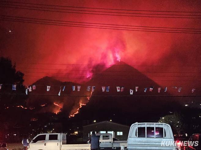 경남 산청 야산에서 산불이 나 인근을 태우고 있다. 독자 제공
