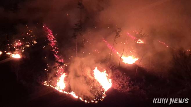 경남 산청 야산에서 산불 번지고 있다. 독자 제공