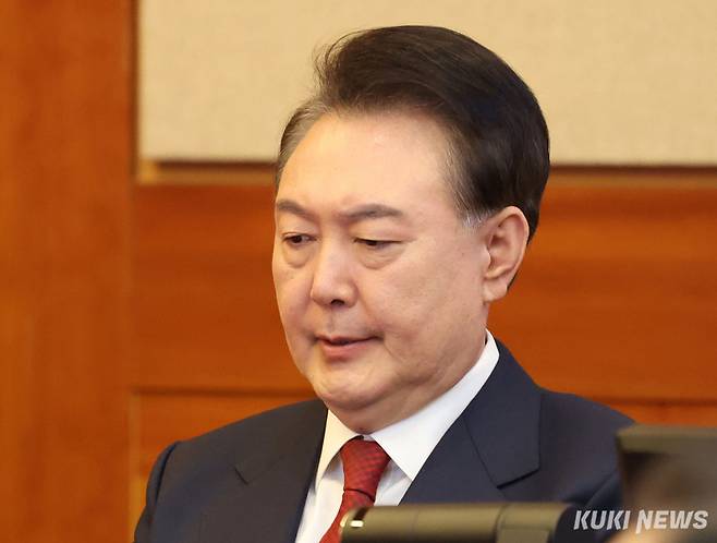 윤석열 대통령이 2월13일 서울 종로구 헌법재판소에서 열린 탄핵심판 8차 변론에 출석해 변론을 기다리고 있다. 사진공동취재단