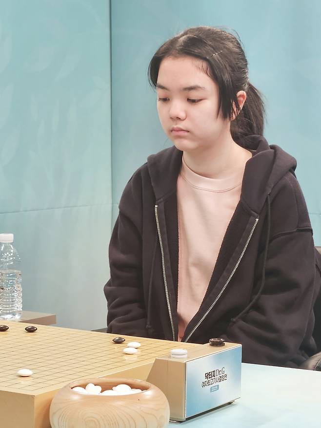 여자 최고기사 결정전 4강에 오른 스미레 4단. K바둑 제공