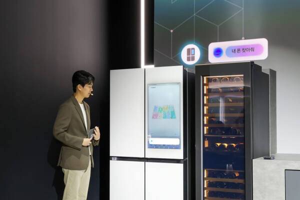 삼성전자가 3월 28일 진행한 웰컴 투 비스포크 AI 행사에서 패밀리허브 냉장고의 빅스비에게 “하이 빅스비, 내 폰 찾아줘”라고 하면 목소리를 식별해 휴대폰의 벨 소리를 울려주는 빅스비의 기능을 소개했다. 삼성전자