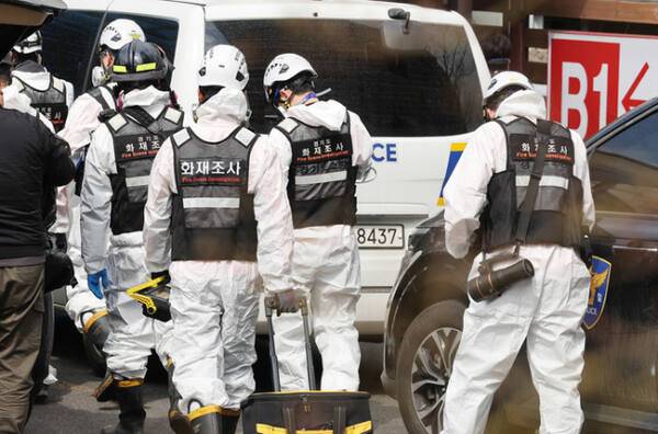 지난 3월28일 오전 용인시 기흥구 영더동 흥덕IT밸리 화재현장에서 경찰, 국립과학수사연구원, 경기소방재난본부, 한국전기안전공사 등 관계자들이 화재 합동 감식을 위해 이동하고 있다. 연합뉴스