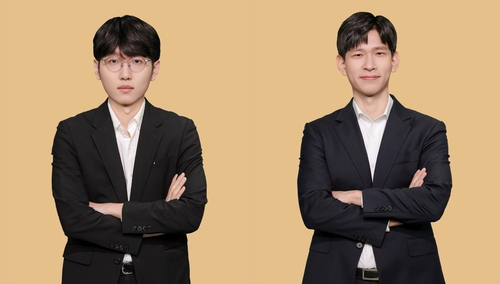 이지현(오른쪽) 9단이 맥심커피배 결승 1국에서 신진서 9단에게 승리했다.