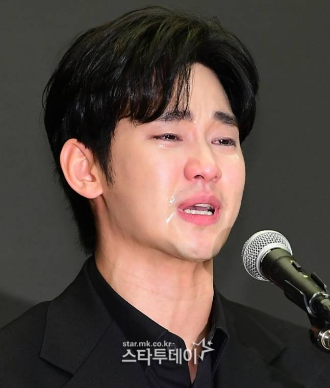 입장을 밝히며 오열하는 김수현. 사진 ㅣ강영국 기자