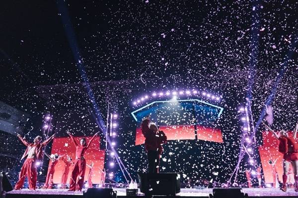 지드래곤은 29일과 30일 양일간 오후 경기도 고양시 고양종합운동장 주경기장에서 8년 만에 단독 콘서트 ‘G-DRAGON 2025 WORLD TOUR [Ubermensch]’(‘지드래곤 2025 월드 투어 위버멘쉬, 이하 ‘위버멘쉬’)가 진행됐다.