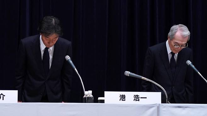 후지TV 카노 슈지 후지 회장과 미나토 코이치 사장이 지난 1월 도쿄 본사에서 '나카이 마사히로 성접대 의혹' 관련 기자회견을 열고 고개 숙여 사과하는 모습. /AFPBBNews=뉴스1