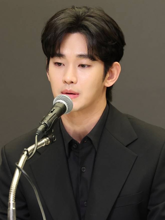 배우 김수현이 지난달 31일 서울 마포구 스탠포트호텔에서 긴급 기자회견을 열고 고(故) 김새론이 미성년자일 때부터 교제했다는 의혹을 비롯한 각종 논란 등을 모두 전면부인했다. /사진=뉴스1