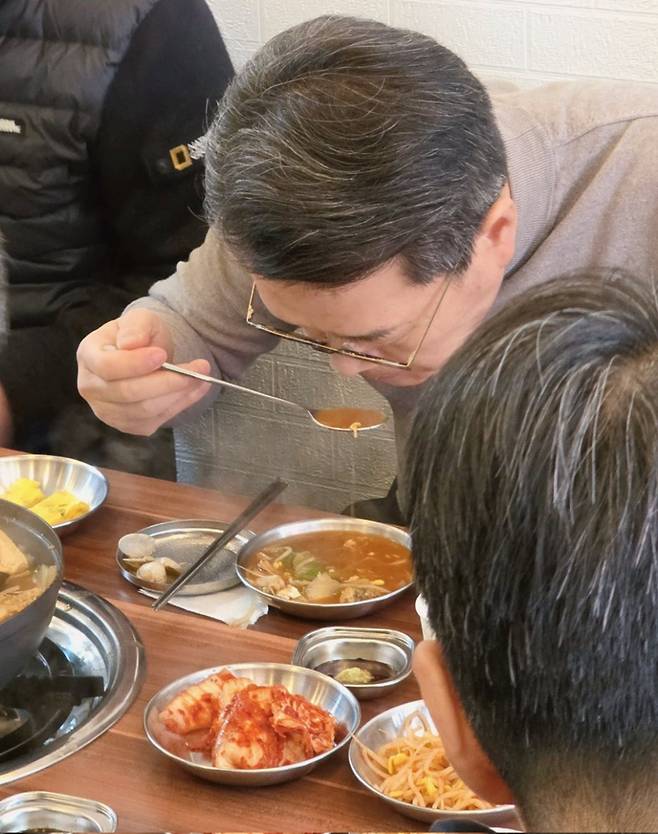 31일 정 구청장이 관내 한 식당을 방문해 식사하는 모습. /사진=정 구청장 X