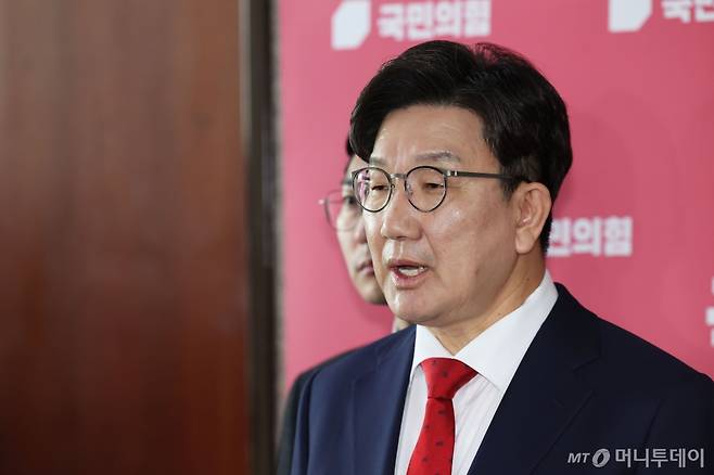 [서울=뉴시스] 권창회 기자 = 권성동 국민의힘 원내대표가 1일 오전 서울 여의도 국회에서 열린 원내대책회의를 마치고 취재진 질문에 답하고 있다. 2025.04.01. kch0523@newsis.com /사진=권창회