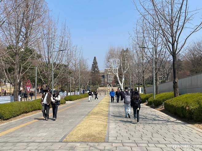 1일 오전 서울 서대문구 연세대학교 신촌캠퍼스에 학생들이 오가고 있다. /사진= 이지현 기자.