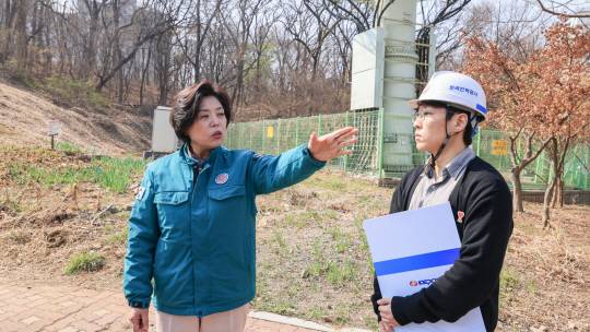 신계용(오른쪽) 경기 과천시장이 1일 과천지식정보타운 내 송전선로 지중화 사업 현장에서 한국전력공사 관계자에게 조속한 사업 추진을 당부하고 있다. 과천시청 제공