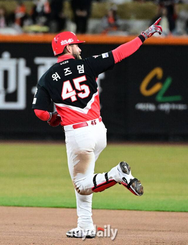 2025년 3월 28일 오후 대전 한화생명 볼파크에서 진행된 '2025 신한 SOL뱅크 KBO 리그' KIA 타이거즈와 한화 이글스의 경기.KIA 위즈덤이 7회초 선두타자 홈런을 친 뒤 기뻐하고 있다./대전=유진형 기자 zolong@mydaily.co.kr