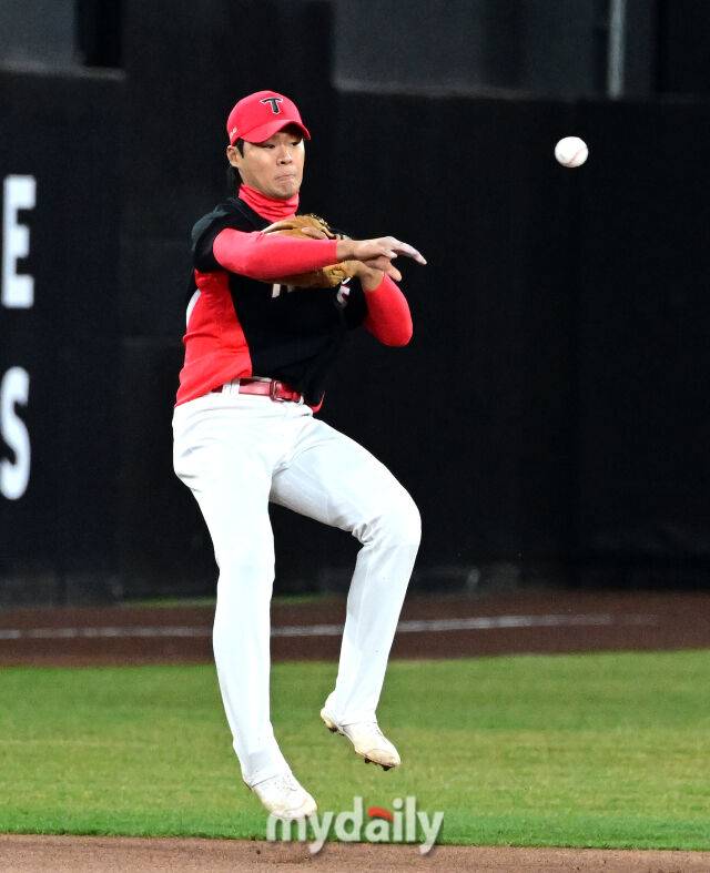 2025년 3월 28일 오후 대전 한화생명 볼파크에서 진행된 '2025 신한 SOL뱅크 KBO 리그' KIA 타이거즈와 한화 이글스의 경기. KIA 유격수 김규성이 3회초 무사 1루서 한화 심우준의 타구를 잡고 2루로 송구하고 있다./대전=유진형 기자 zolong@mydaily.co.kr