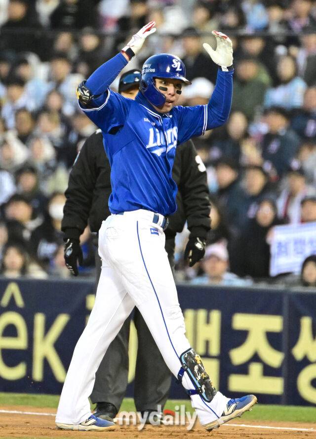 2025년 3월 29일 오후 서울 잠실구장에서 진행된 '2025 신한 SOL뱅크 KBO 리그' 삼성 라이온즈와 두산 베어스의 경기. 삼성 김영웅이 7회초 무사 1.2루서 안타를 친 뒤 기뻐하고 있다./마이데일리