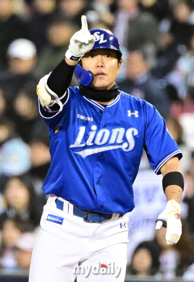 2025년 3월 29일 오후 서울 잠실구장에서 진행된 '2025 신한 SOL뱅크 KBO 리그' 삼성 라이온즈와 두산 베어스의 경기. 삼성 류지혁이 7회초 무사 1.3루서 1타점 적시타를 친 뒤 기뻐하고 있다./마이데일리