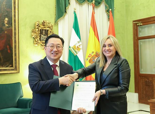 이장우 대전시장이 31일(현지시각) 스페인 그라나다 시청을 방문해 마리프란 카라소 그라나다 시장과  양 도시 간 우호협약을 갱신하고 기념촬영을 하고 있다.