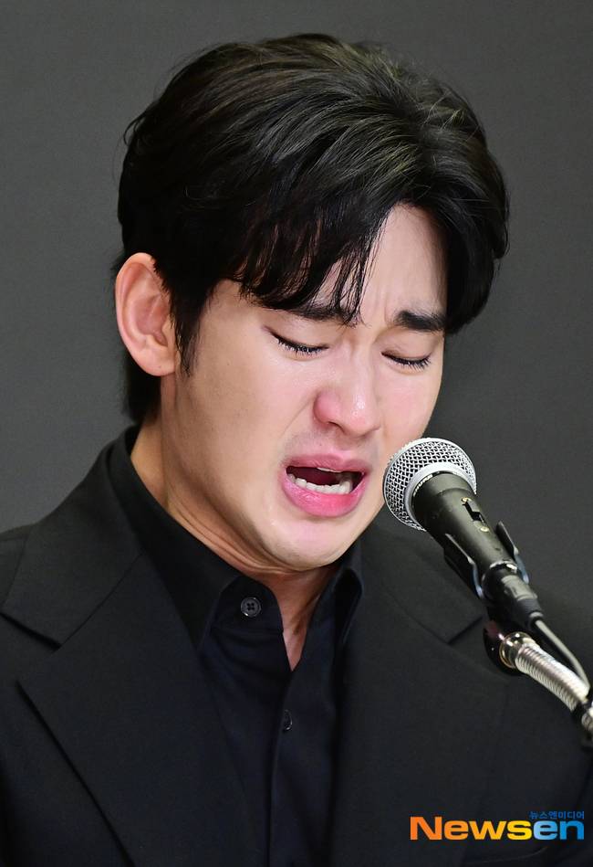 기자회견 중인 김수현(뉴스엔DB)