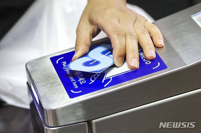 [서울=뉴시스] 정병혁 기자 = 1일 서울 중구 서울역에서 한 시민이 교통카드를 사용하고 있다. 2024.07.01. jhope@newsis.com