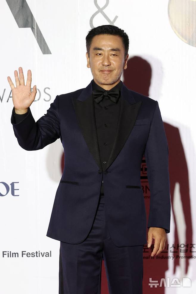 [부산=뉴시스] 박진희 기자 = 류승룡이 6일 부산 해운대구 영화의전당 야외극장에서 열린 '2024 아시아콘텐츠어워즈 & 글로벌OTT어워즈(Asia Contents Awards & Global OTT Awards)' 레드 카펫 행사에 참석하고 있다. 2024.10.06. pak7130@newsis.com