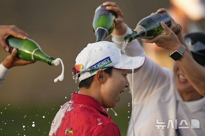 [챈들러=AP/뉴시스] 김효주가 지난달 30일(현지 시간) 미 애리조나주 챈들러의 월윈드 골프클럽에서 열린 미국 여자프로골프(LPGA) 투어 포드 챔피언십에서 연장 끝에 우승하며 샴페인 세례를 받고 있다. 김효주는 최종 합계 22언더파 266타로 릴리아 부(미국)와 동타를 이뤄 연장 끝에 우승하며 LPGA 통산 7승째를 기록했다. 2025.03.31.