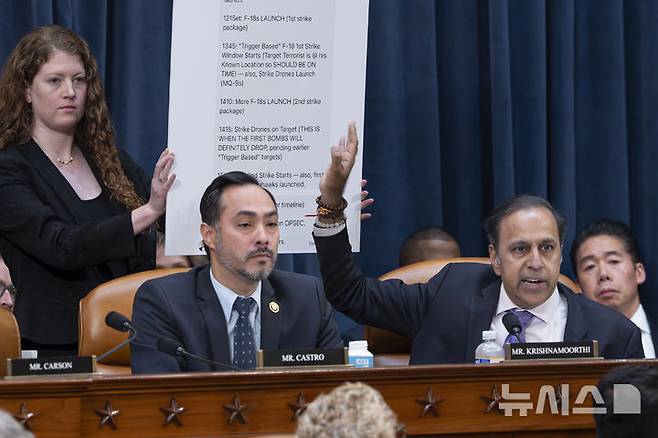 [워싱턴=AP/뉴시스]라자 크리슈마무티 미 하원의원(오른쪽)과 호아킨 카스트로 하원의원이 26일(현지시각) 하원 정보위원회 청문회에서 피트 헤그세스 미 국방장관이 민간 대화 앱 시그널에 올린 내용들을 가리키며 발언하고 있다. 2025.3.27.