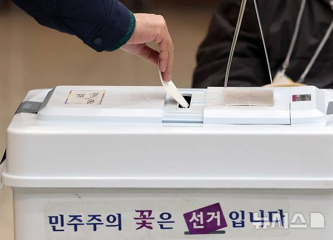 [부산=뉴시스] 하경민 기자 = 4·2 부산교육감 재선거 사전투표 첫날인 28일 부산 남구청 대강당에 마련된 대연제6동사전투표소에서 시민들이 소중한 한표를 행사하고 있다.이번 사전투표는 28·29일 이틀간 오전 6시부터 오후 6시까지 부산지역 206개 사전투표소에서 실시된다. 2025.03.28. yulnetphoto@newsis.com