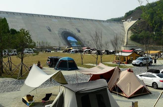 [화천=뉴시스] 1일 화천군은 오는 7일 군 공공캠핑장인 평화의 댐 인근에 자리잡고 있는 오토 캠핑장과 카라반 캠핑장이 운영을 재개한다 고 밝혔다. 화천군 제공. *재판매 및 DB 금지