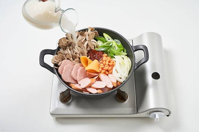 [세종=뉴시스] 농촌진흥청은 약용버섯 가치 제고와 소비 촉진을 위해 관련 요리법을 1일 소개했다. 사진은 잎새버섯 부대찌개. (사진=농진청 제공) 2025.04.01. photo@newsis.com *재판매 및 DB 금지