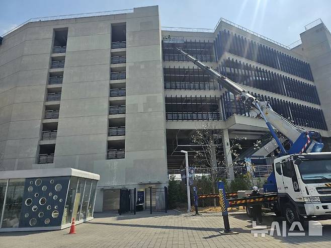 [창원=뉴시스] 강경국 기자 = 지난달 29일 창원NC파크에서 발생한 구조물 추락 사고로 20대 여성이 숨진 사건과 관련해 1일 경남 창원시 마산회원구 창원NC파크에서 안전점검 업체가 안전점검을 진행하고 있다. 2025.04.01. kgkang@newsis.com