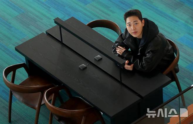 [서울=뉴시스] 김혜진 기자 = 신호승 아트디렉터가 지난 21일 서울 중구 국립극장에서 뉴시스와 인터뷰에 앞서 포즈를 취하고 있다. 2025.03.25. jini@newsis.com