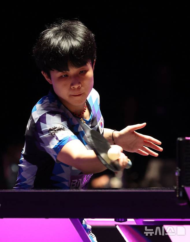 [인천=뉴시스] 전진환 기자 = 1일 인천 중구 인스파이어 아레나에서 열린 WTT(월드테이블테니스) 챔피언스 인천 2025 대회 32강 경기에서 주천희(대한민국)이 류양지(호주)를 상대로 경기를 펼치고 있다. 2025.04.01. amin2@newsis.com