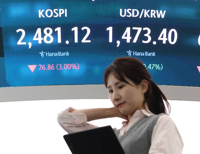 1년 5개월간 금지됐던 국내 주식시장 공매도가 재개된 31일 서울 중구 하나은행 딜링룸에서 한 딜러가 상황을 주시하고 있다. 이날 코스피는 공매도 재개, 상호관세 우려 속에 전장보다 76.86p(3.00%) 내린 2,481.12에 거래를 마감했다.   연합뉴스