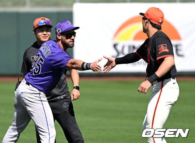 [OSEN=이대선 기자] 콜로라도 닉 마티니(왼쪽)가 한국에서 봤던 샌프란시스코 이정후와 인사를 나누고 있다. 2025.02.25 /sunday@osen.co.kr