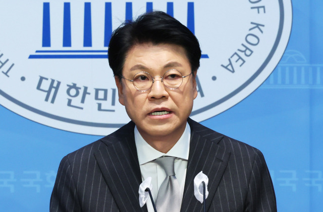 ▲성폭력 혐의로 경찰 수사를 받던 장제원 전 국민의힘 의원(사진)이 숨진 채 발견됐다. 장 전 의원은 부산 한 대학교 부총장이던 2015년 11월 비서 A씨를 상대로 성폭력을 한 혐의로 고소돼 경찰 수사를 받고 있었다. 장 전 의원 측은 그동안 A씨가 주장하는 성폭행 사실이 전혀 없었다고 반박 입장을 밝혀왔다. ⓒ연합뉴스