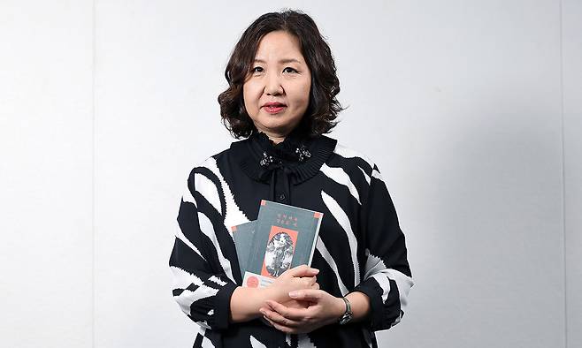 지난달 25일 서울 용산구 세계일보 사옥을 찾은 소설가 이수정이 첫 장편소설 ‘단역배우 김순효씨’를 든 채 포즈를 취했다. 그는 “거창한 목표 없이, 그저 계속 써나가는 작가가 되고 싶다”고 했다. 이재문 기자