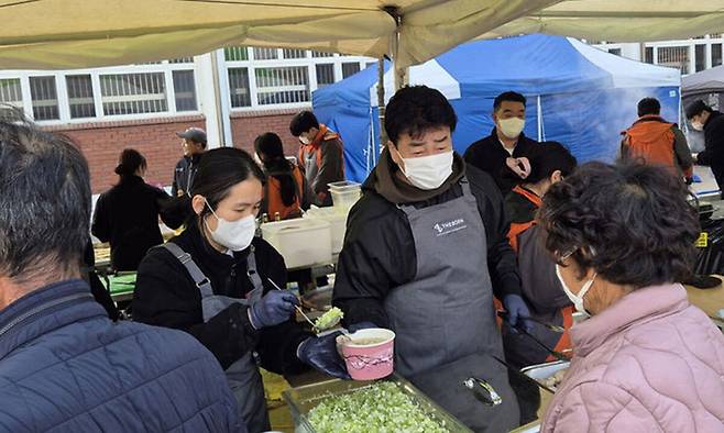 백종원 더본코리아 대표가 지난달 28일 오후 경북 안동 산불 피해&nbsp;지역에서 이재민들에 무료 급식을 하고 있다. 안동시 제공