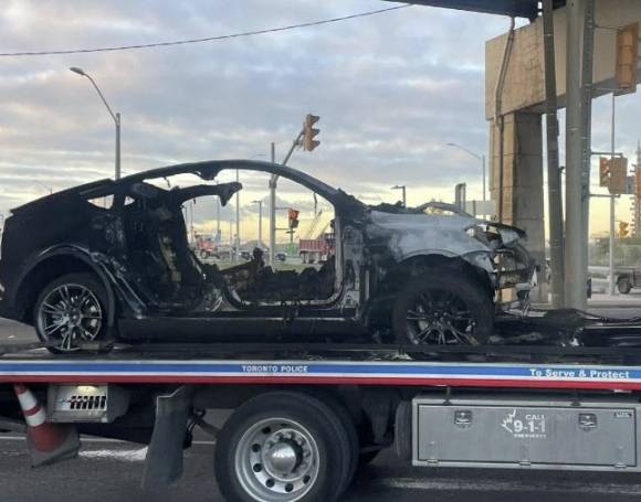 2024 년 10월 24일 캐나다 토론토에서 테슬라 차량(사진)이 화재가 나 4명이 사망했다. 토론토 스타 제공